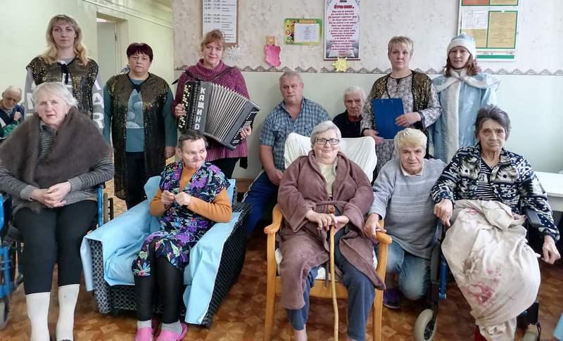  27 декабря с новогодними поздравлениями посетили Новозарянскую больницу сестринского ухода