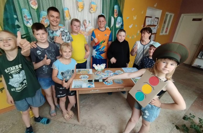  5 июня работники Красноутренского СКБ провели развлекательно-познавательную программу «Нужно выполнить без спора указания светофора!». В ходе мероприятия ребята посетили тематическую выставку «Детям знать ПДД положено» вместе персонажем Светофорчиком