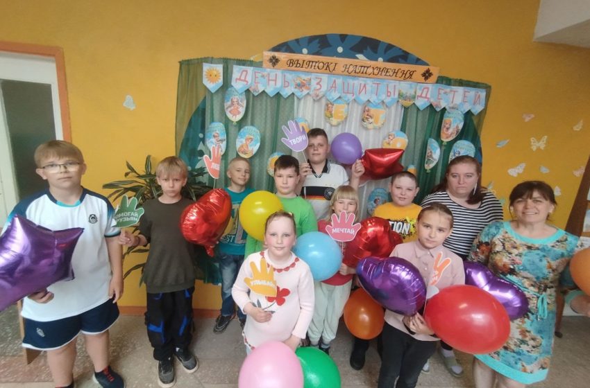  1 июня в Красноутренском СКБ в рамках Международного дня защиты детей прошёл ряд мероприятий: спортивно-игровая программа «Страна под названием Детство»; информационная выставка » Международный день защиты детей»; фотосессия «Детство — это ты и я!»
