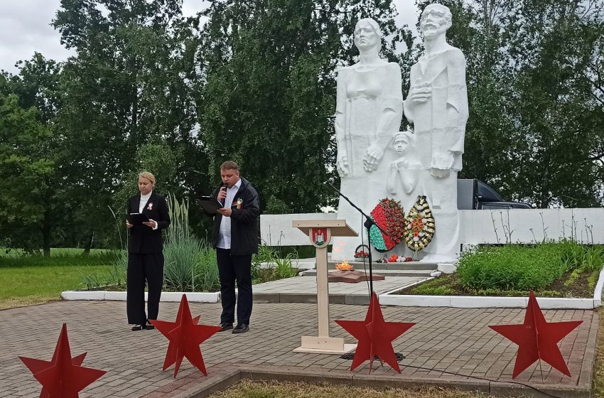  На мемориальном комплексе «Вишенки» состоялось мероприятие ко Дню всенародной памяти жертв Великой Отечественной войны и геноцида белорусского народа.