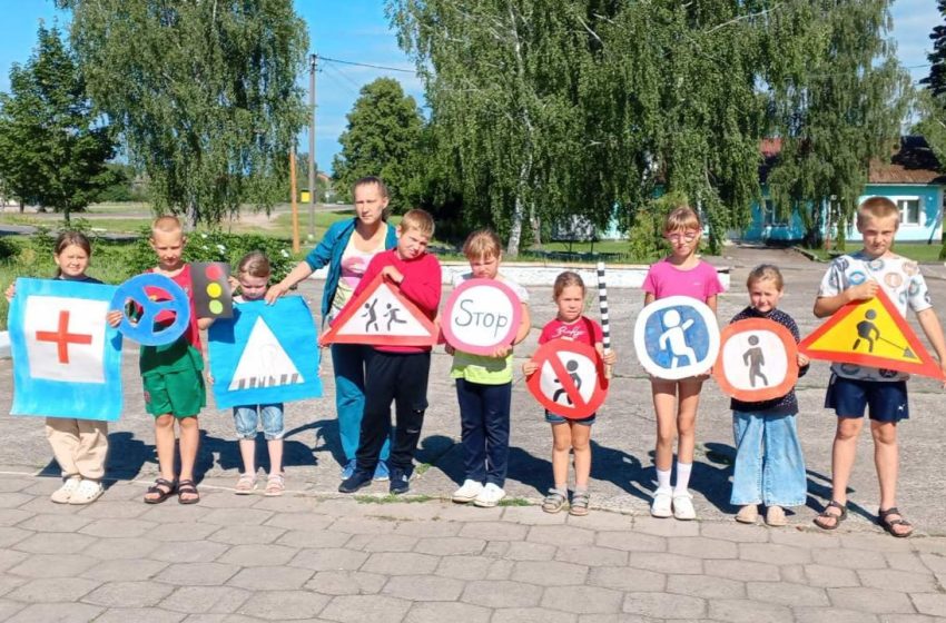  8 июля работники филиала «Кащинский КСЦ» провели сюжетно — игровую программу «Знатоки ПДД»