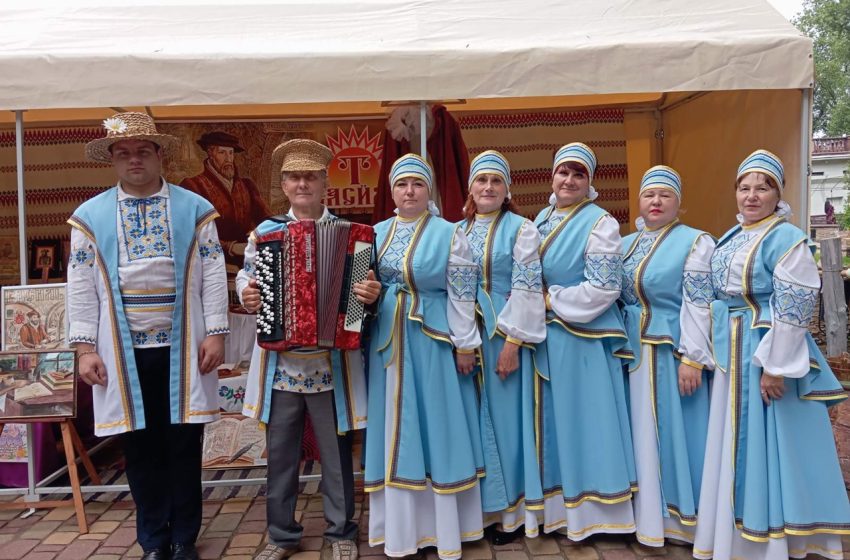  На шумном базаре меж лавок да шатров, раскинулось Чашникское подворье — уголок покоя и радушия, где гостей встречают песнями, угощают пирогами да напитками