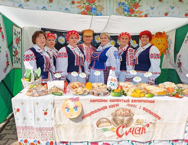  Народный коллектив белорусской национальной кухни и фольклора «СМАК» районного Центра культуры на фестивале «Яблочный фэст» в Шарковщинском районе