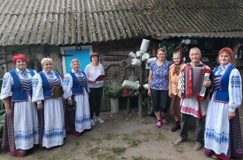  20 августа сектором нестационарного обслуживания населения совместно с центральной библиотекой в рамках областного проекта «Навстречу новым возможностям» был проведен замечательный концерт художественной самодеятельности под названием «Августовские трели», а также экскурсия в прошлое «Живая память» в деревнях Латыголичи и Рудное