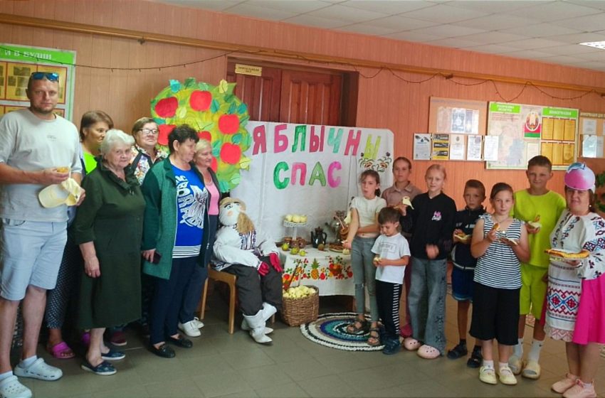  19 августа работники филиала «Лукомльский СДК» провели праздник народного календаря «Яблочный Спас»