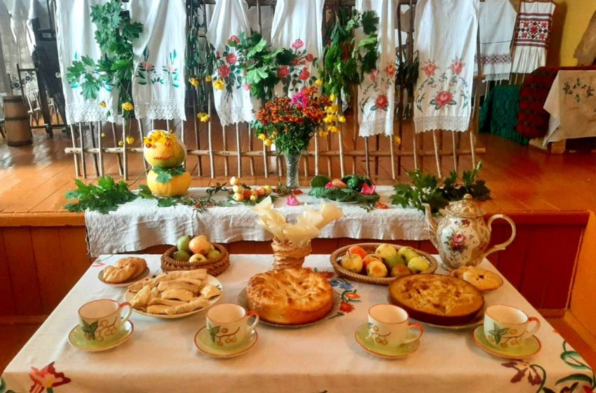  19 августа работники филиала «Кащинский КСЦ» совместно с библиотекой провели яблочные посиделки «Солнечный праздник — Яблочный спас» в которых приняли участие воспитанники школьного оздоровительного лагеря «Радуга» ГУО «Кащинская средняя школа имени М.А Сурина»