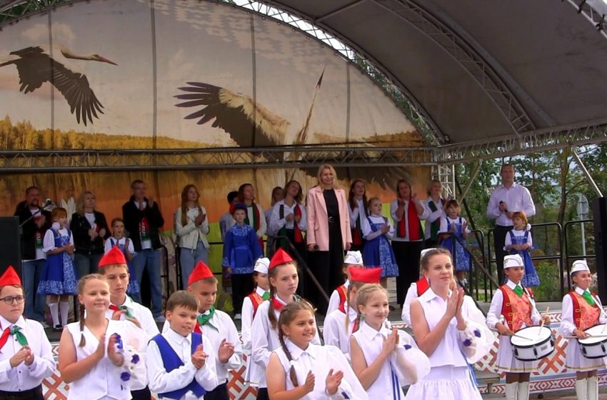  Продолжая череду мероприятий, посвященных Дню народного единства, на главное сценической площадке райцентра состоялась патриотическая акция «В единстве народа — единство страны»