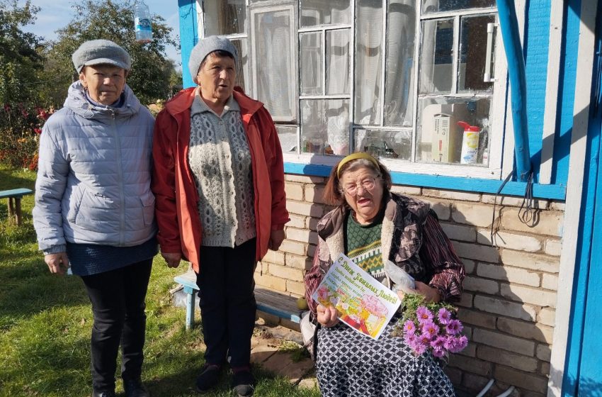  1 октября работники филиала «Черейский СДК» совместно с библиотекой провели акцию-поздравление «Годам вашим — низкий поклон»