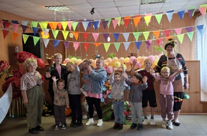  2 июня к Международному дню защиты детей в филиале «Лукомльский СДК» прошла игровая программа «В гости к лету» и акция «Тепло детских рук»